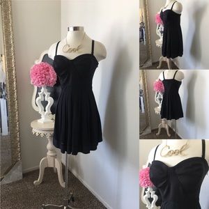 🌺 Kardashian
Gorgeous LBD  - Sweetheart Neckline